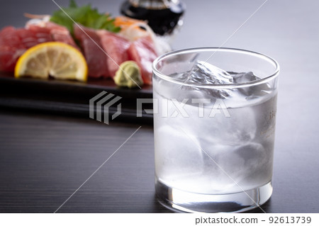 Shochu rock and tuna sashimi 92613739
