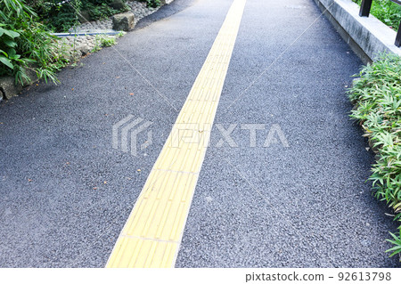 夏日炎炎烈日下，城市、盲文塊和人行道 92613798