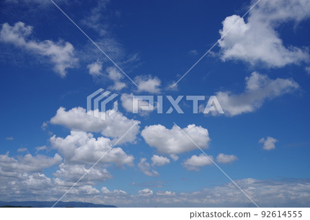 Summer clouds floating in the blue sky [Background material] 92614555