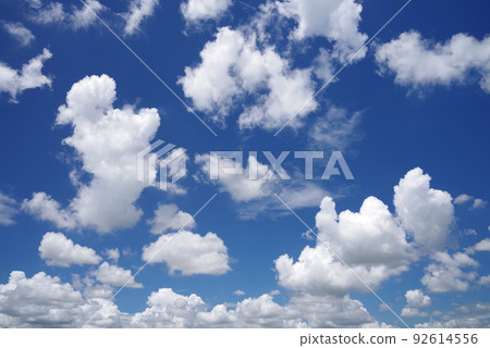 Summer clouds floating in the blue sky [Background material] 92614556
