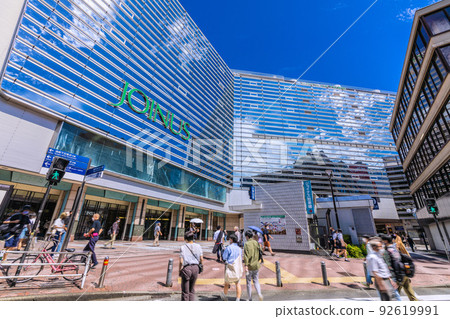 日本橫濱市容 7 月,BA.5 座位......俯瞰夏日天空蔓延的橫濱站 日本橫濱市容 7 月,BA.5 座位......俯瞰夏日天空蔓延的橫濱站 92619991
