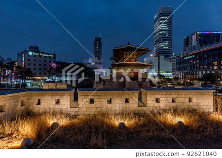 Night view of Seoul City Wall fortress protecting capital of South Korea 92621040