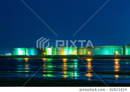 Factory night view (Otake City, Hiroshima Prefecture) 92621824