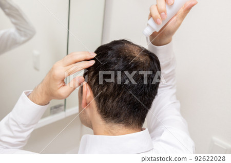 中年男子遭受稀薄的頭髮 92622028