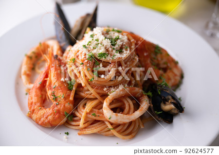 Spaghetti alla pescatora, seafood tomato sauce pasta 92624577