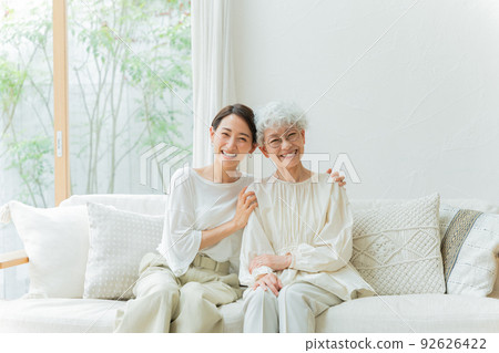 在客廳放鬆的微笑的父母和孩子（中，高級，女性，母子，妻子，婆婆） 92626422