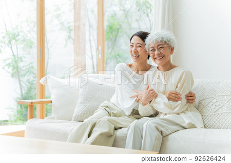 在客廳放鬆的微笑的父母和孩子（中，高級，女性，母子，妻子，婆婆） 92626424