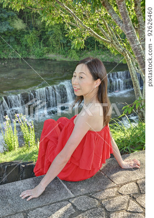 穿紅裙子的女人 92626460