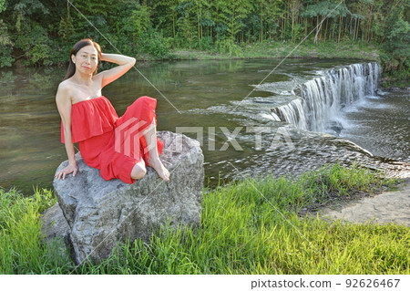 穿紅裙子的女人 92626467