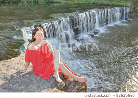 穿紅裙子的女人 92626686