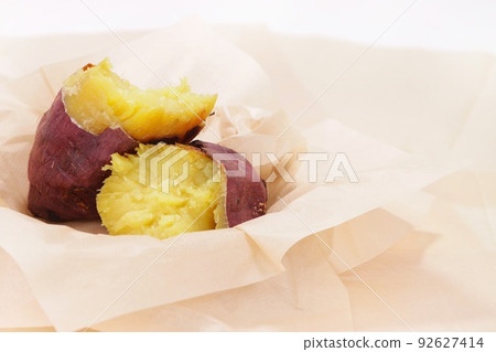 Roasted sweet potato Beni Yuka Beni Yukan Beni Haruka divided into two Roasted sweet potato Beni Yuka Beni Yukan Beni Haruka divided into two 92627414