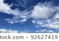 多雲的藍天在炎熱的夏日 92627419