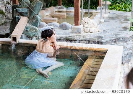 Bathing image of an open-air bath on a girls' trip 92628179