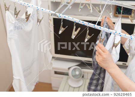 [Middle housewife's housework scene to dry laundry with trunks circulator] 92628465