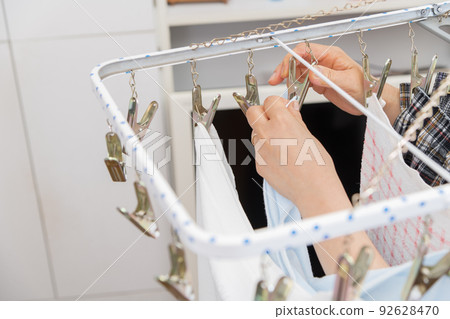 [Middle housewife's housework scene to dry laundry T-shirt] 92628470