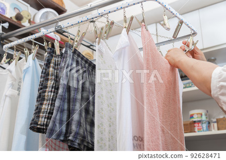 [Middle housewife's housework scene to dry laundry with towel circulator] 92628471