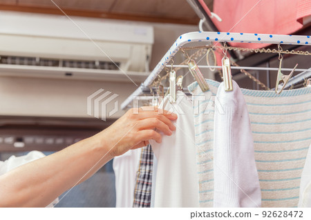 [Middle housewife's housework scene to dry laundry T-shirt with air conditioner] 92628472