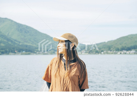 站在湖碼頭(露營地/戶外)上的女性露營者簡介 站在湖碼頭(露營地/戶外)上的女性露營者簡介 92628844