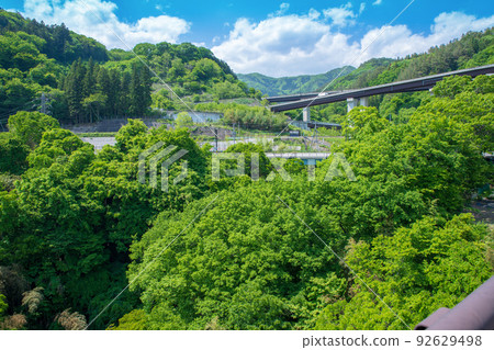 Azumakyo 從Fureai Ohashi Bridge眺望Karigasawa車站風景新鮮的綠色季節 Azumakyo 從Fureai Ohashi Bridge眺望Karigasawa車站風景新鮮的綠色季節 92629498