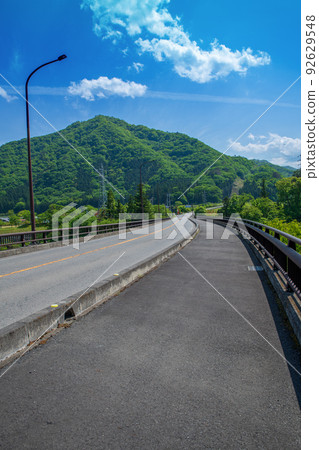 親愛大橋的吾妻峽谷風景 綠意盎然的季節 92629548