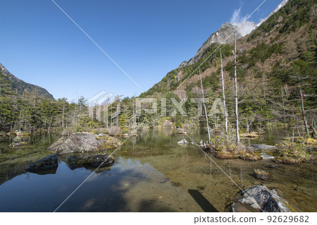 陽光明媚的上高地明神池,還有積雪 陽光明媚的上高地明神池,還有積雪 92629682