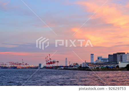Evening view of Shinagawa wharf seen from Shibaura wharf Evening view of Shinagawa wharf seen from Shibaura wharf 92629753