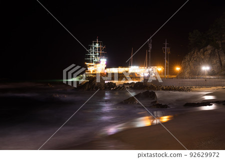 江陵正東津船上咖啡廳夜景 92629972