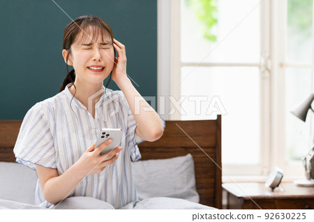 一個睡過頭,不耐煩的年輕女人 一個睡過頭,不耐煩的年輕女人 92630225