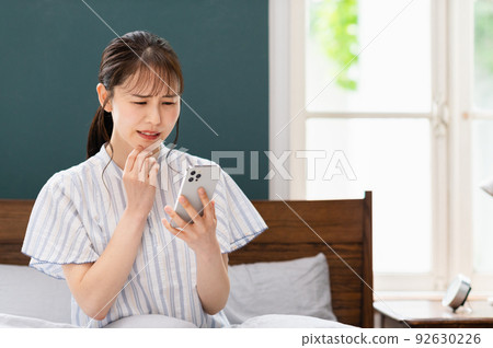 一個睡過頭,不耐煩的年輕女人 一個睡過頭,不耐煩的年輕女人 92630226