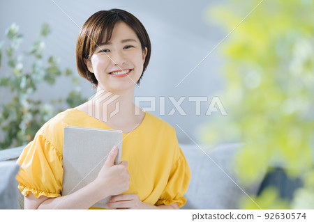 A woman reading 92630574