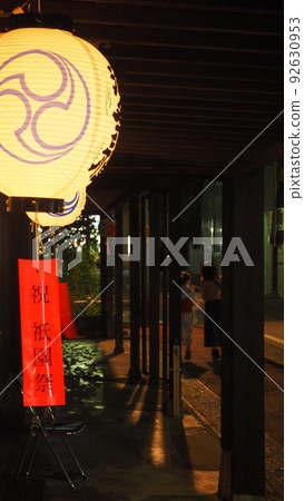 家長和孩子們在屋簷下提著燈籠前往夜祭 92630953