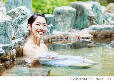 女孩旅行中露天浴池的沐浴形象 92630954