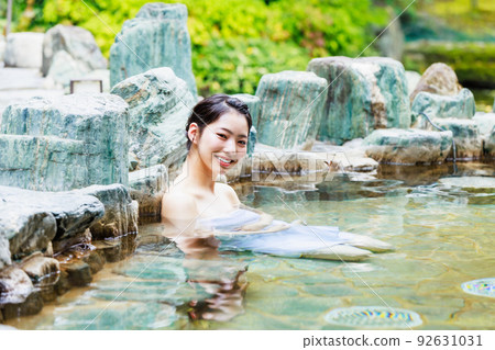 Bathing image of an open-air bath on a girls' trip Bathing image of an open-air bath on a girls' trip 92631031