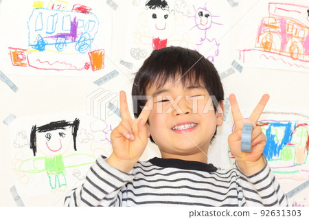 Little boy drawing 92631303