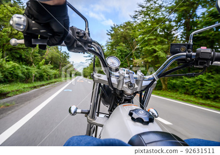 一輛摩托車在運動中的形象 藍天 92631511