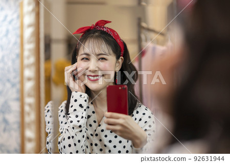 有智能手機的一個少婦 92631944