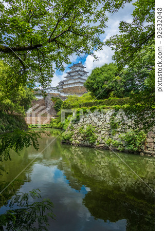 Himeji Castle and blue sky reflection Himeji Castle and blue sky reflection 92632048