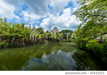 Himeji Castle and blue sky reflection Himeji Castle and blue sky reflection 92632053