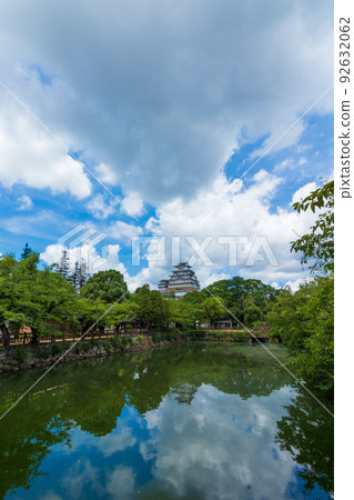 Himeji Castle and blue sky reflection 92632062