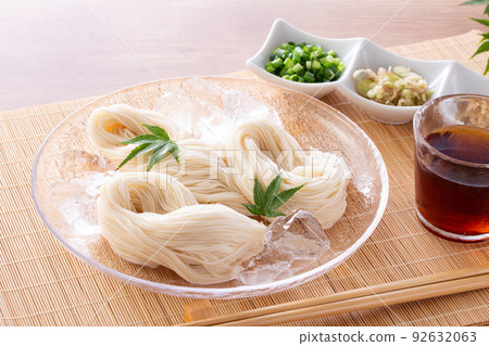 夏天吃涼麵 92632063