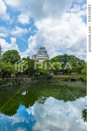 Himeji Castle and blue sky reflection Himeji Castle and blue sky reflection 92632065