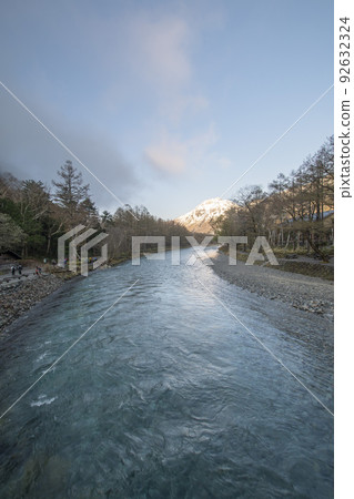 The scenery of Kamikochi that becomes bright in the early morning The scenery of Kamikochi that becomes bright in the early morning 92632324