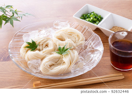 eat cold somen noodles in summer 92632446