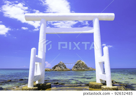 White torii gate and Meotoiwa in Futigaura, Itoshima City, Fukuoka Prefecture 92632485