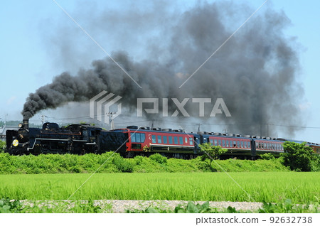 班越齋線的班越物語，在黑煙中穿過鄉間 92632738