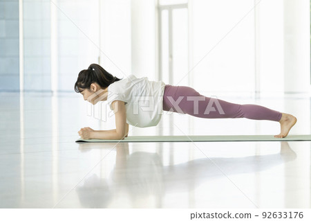 young woman doing planks 92633176