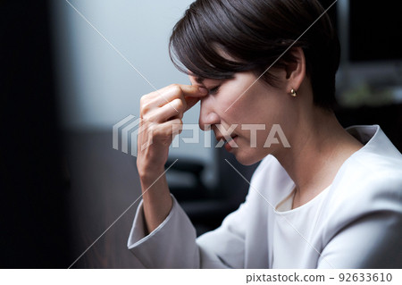 疲憊的眼睛 職業女性 疲憊的眼睛 職業女性 92633610