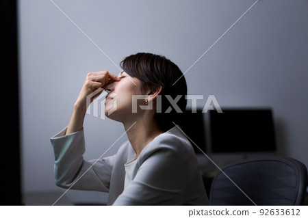 疲憊的眼睛 職業女性 92633612