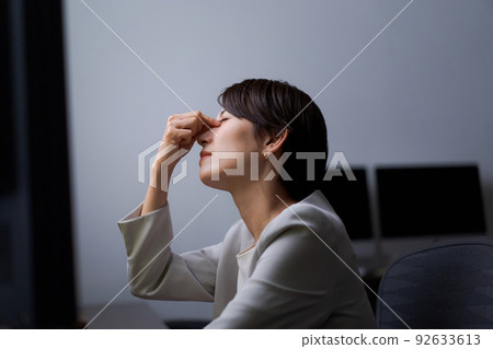 疲憊的眼睛 職業女性 92633613