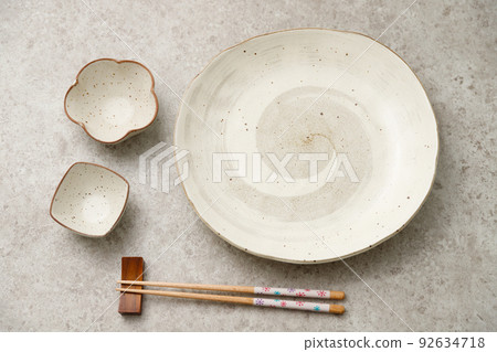 餐桌上有大盤子、小盤子和筷子。日本食物形象。 餐桌上有大盤子、小盤子和筷子。日本食物形象。 92634718